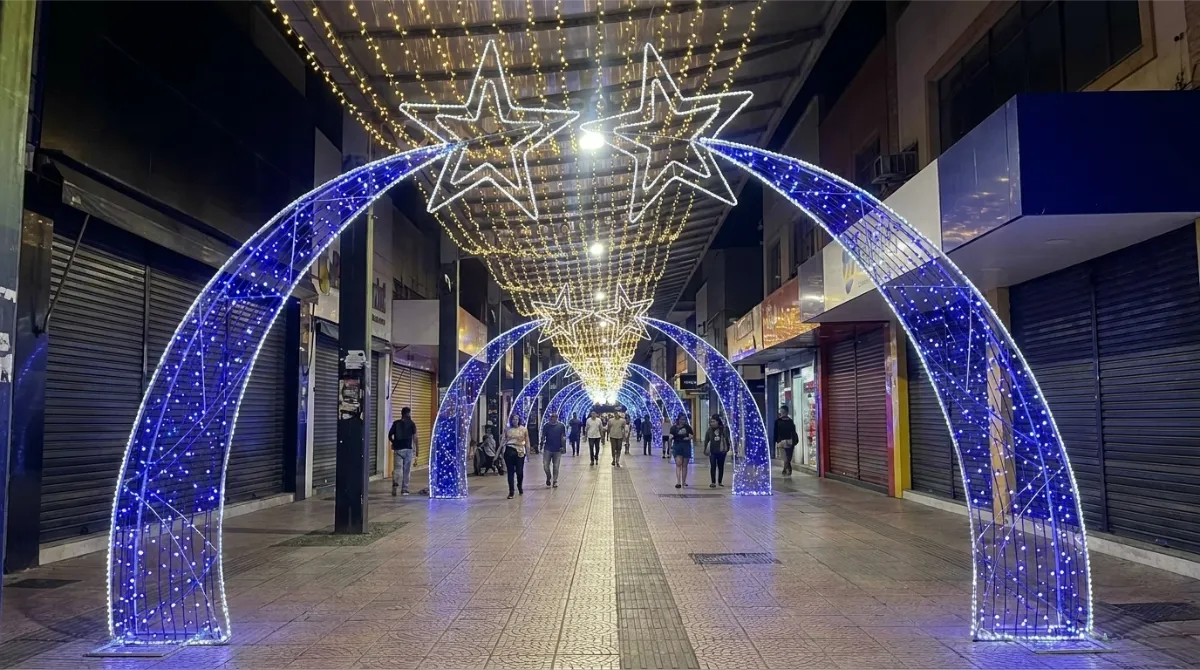 Iluminação natalina em galeria comercial – projeto Forma & Luz