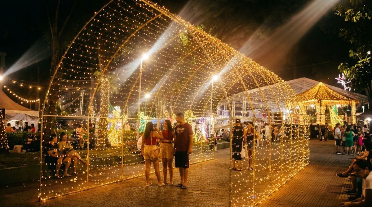 Iluminação de Natal em praça – Forma & Luz decorações para prefeituras