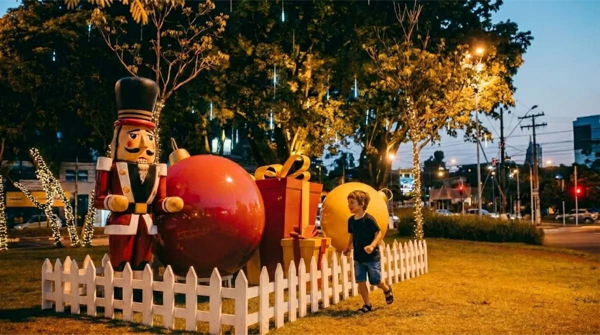 Iluminação natalina em praça e rua – projeto Forma & Luz São Paulo