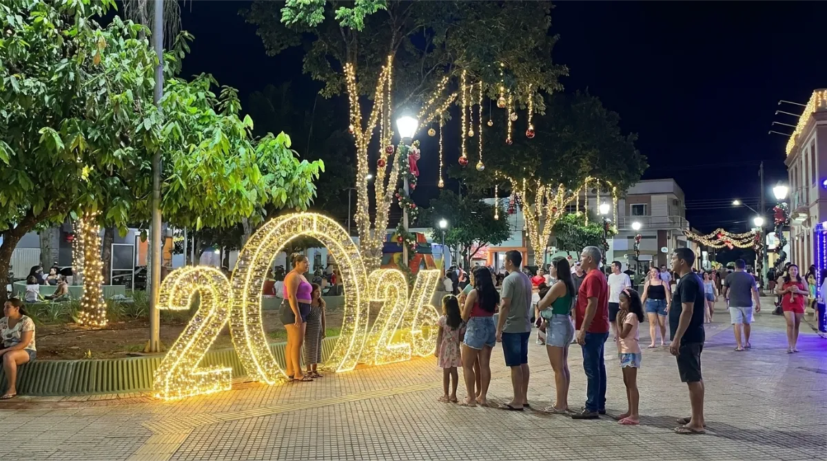 Iluminação de Natal em espaço público – Forma & Luz São Paulo