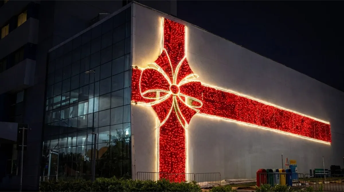 Decoração natalina em fachada de prédio – Forma & Luz São Paulo