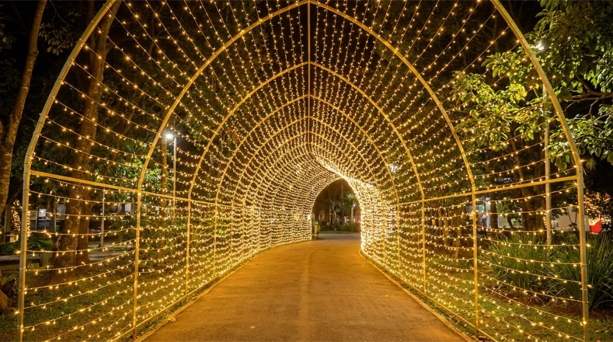 Túnel de luz natalino para espaço corporativo – Forma & Luz São Paulo